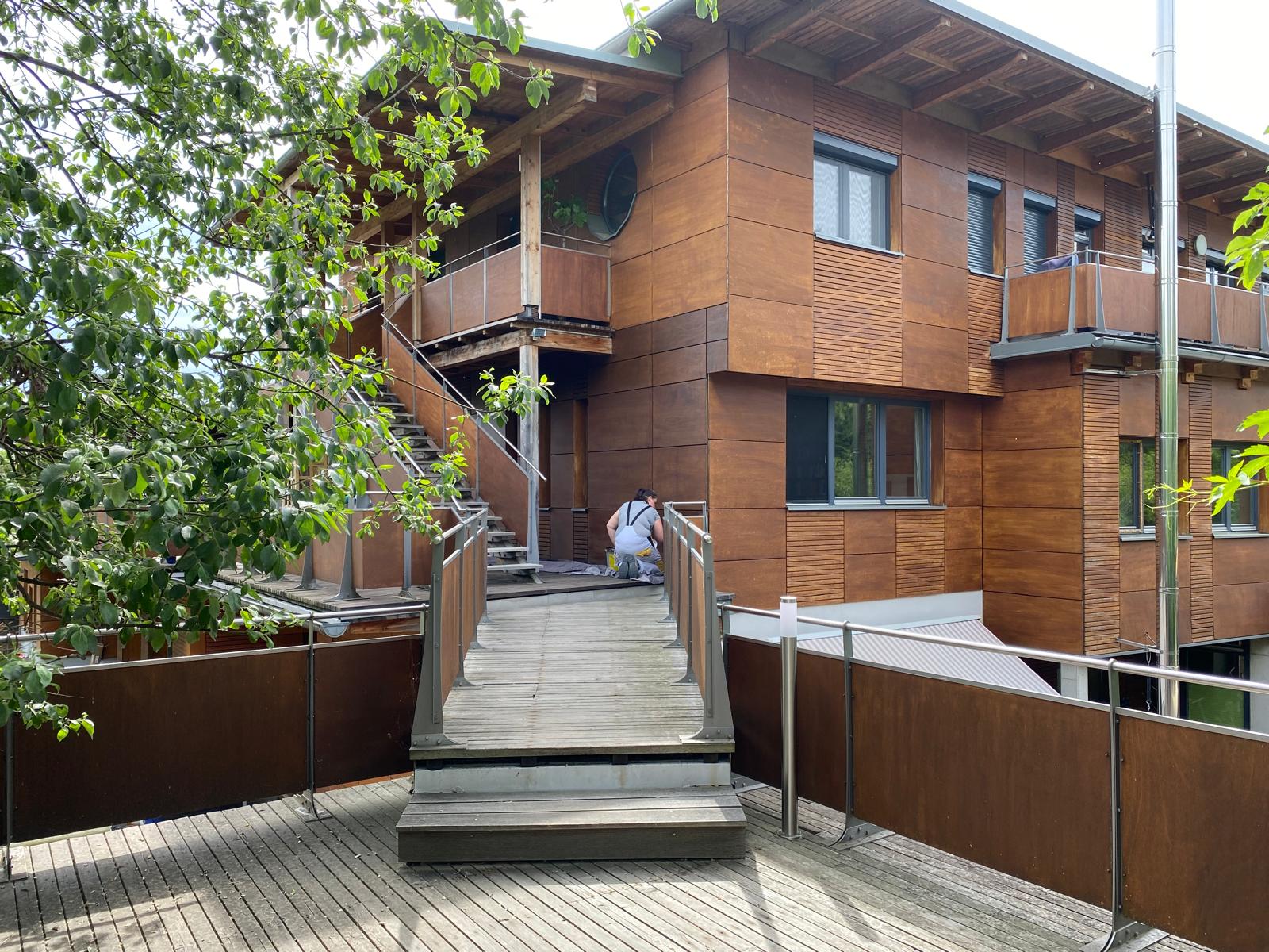 Holzfassade während der Sanierung