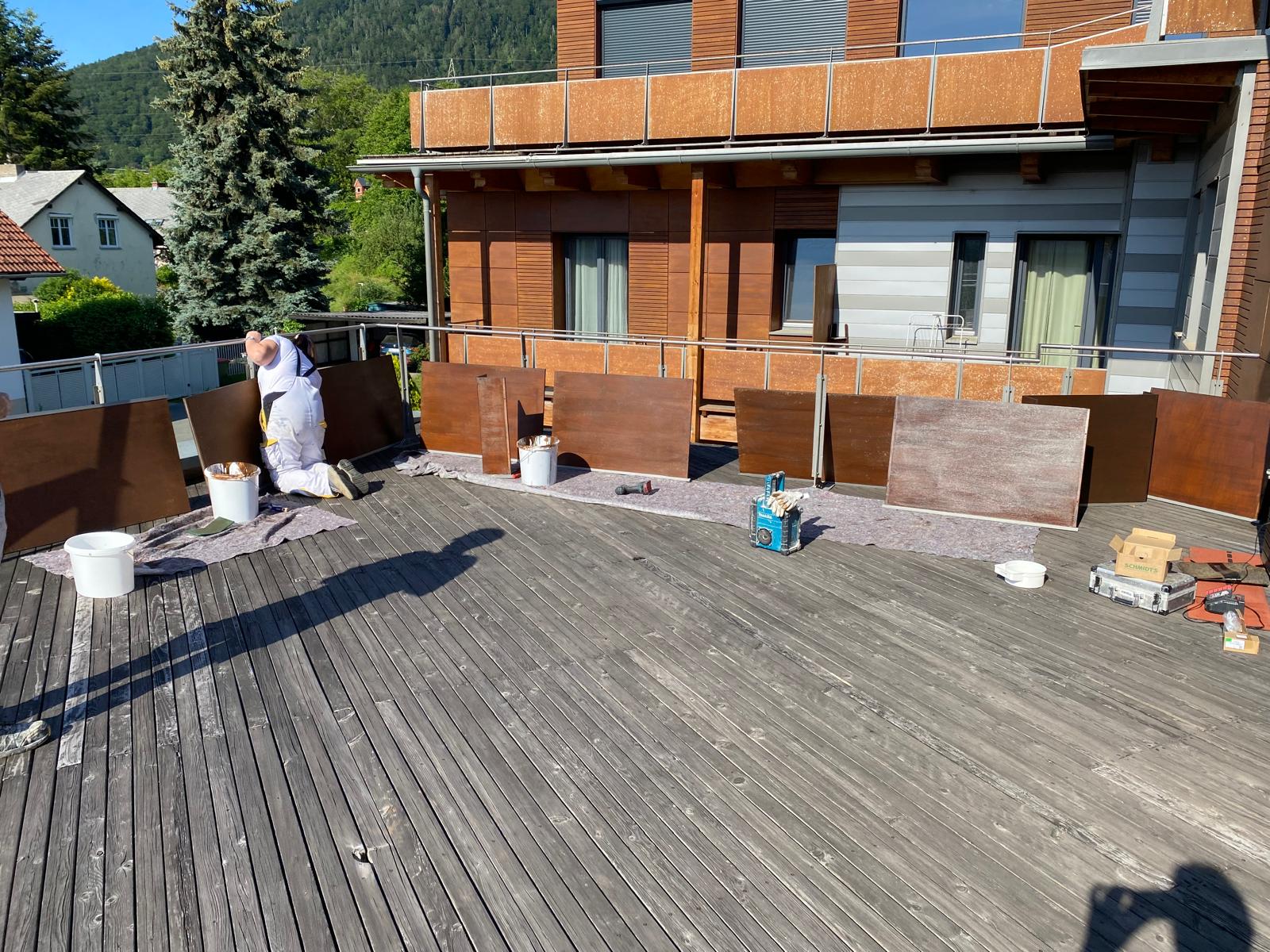 Sanierte Holzfassade an einem Einfamilienhaus