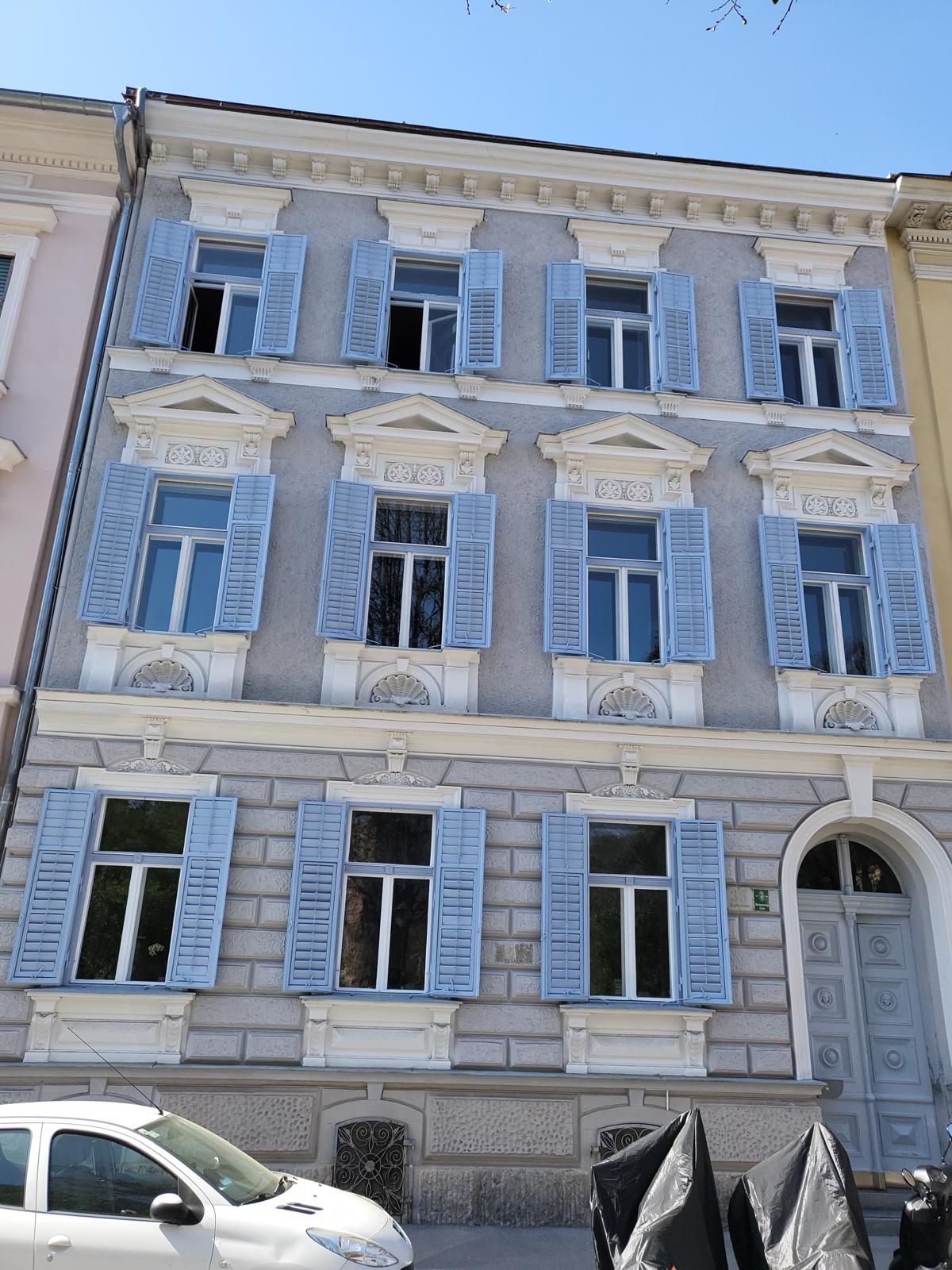 Frischer Außenanstrich an einer Fassade