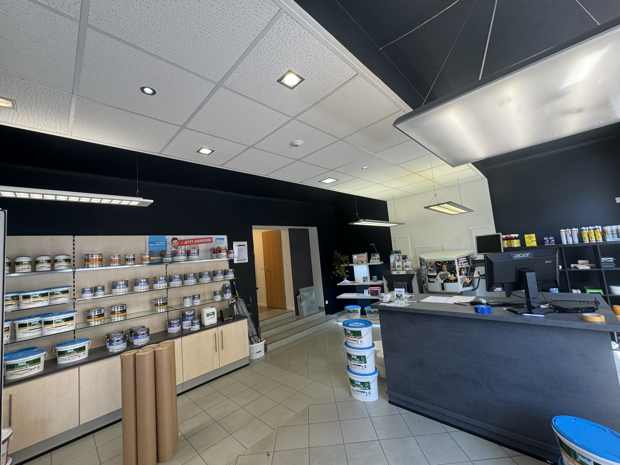 Regale mit Profi-Farben im Farben-Shop Prasch