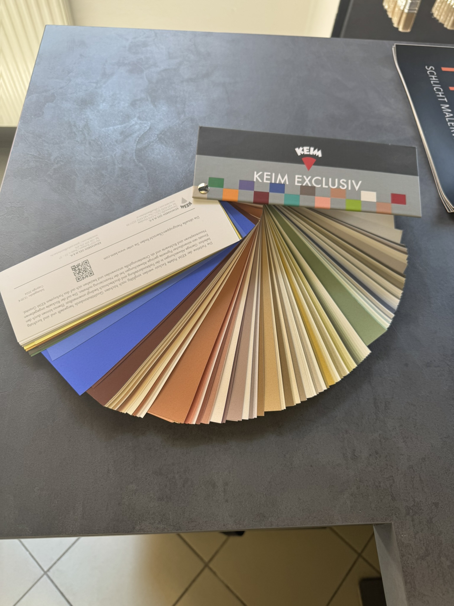 Innenansicht des Farben-Shops in der Schörgelgasse